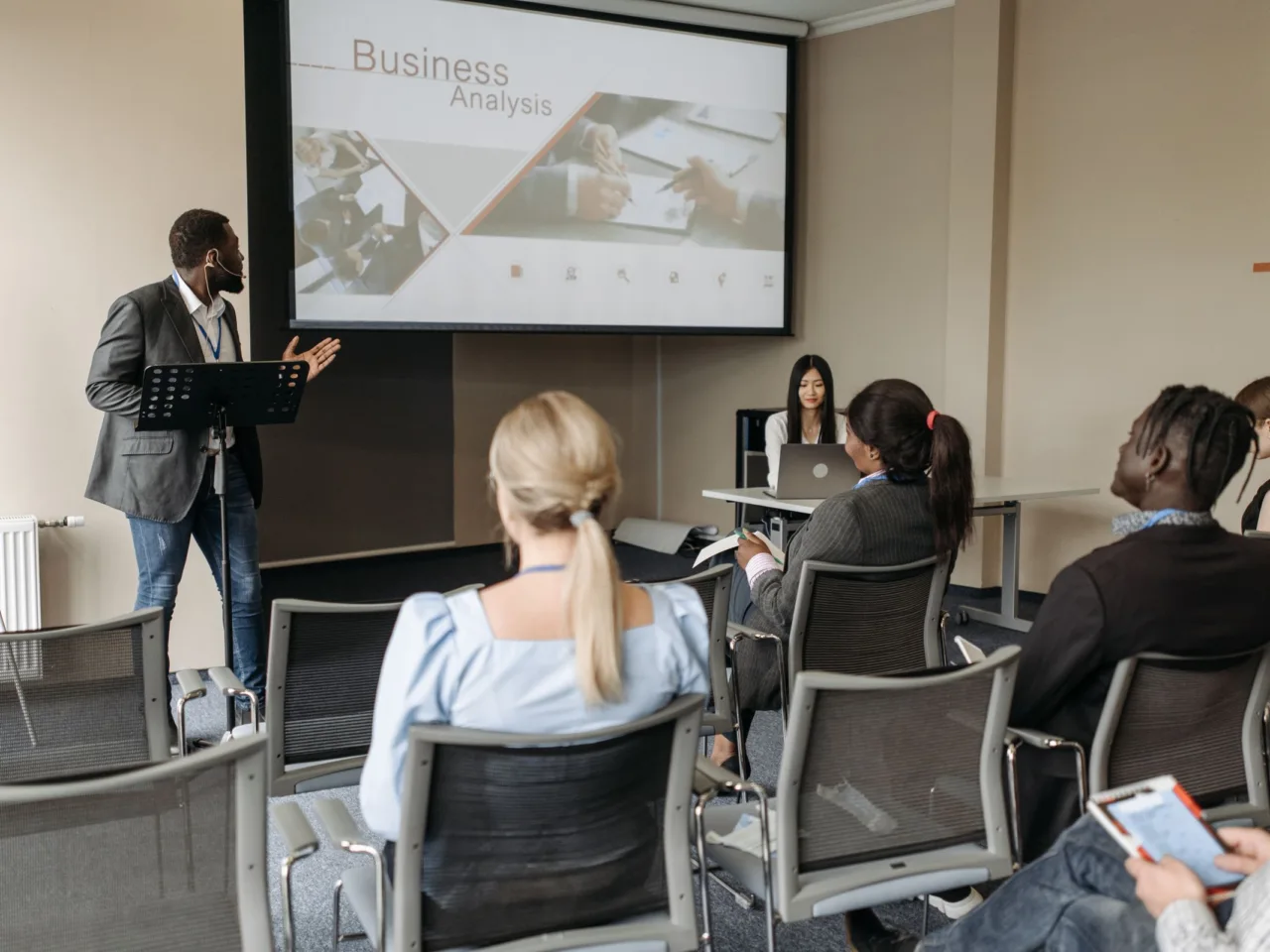 Hero — Seminar in progress with presenter and screen