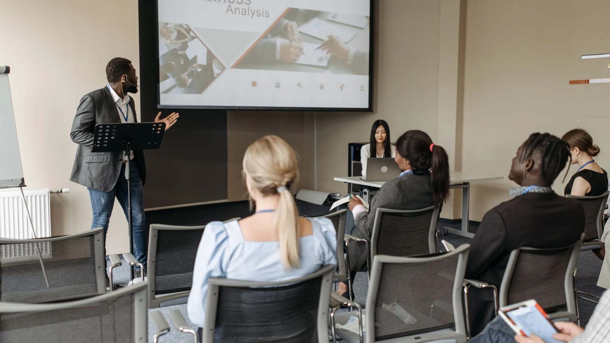 Hero — Seminar in progress with presenter and screen